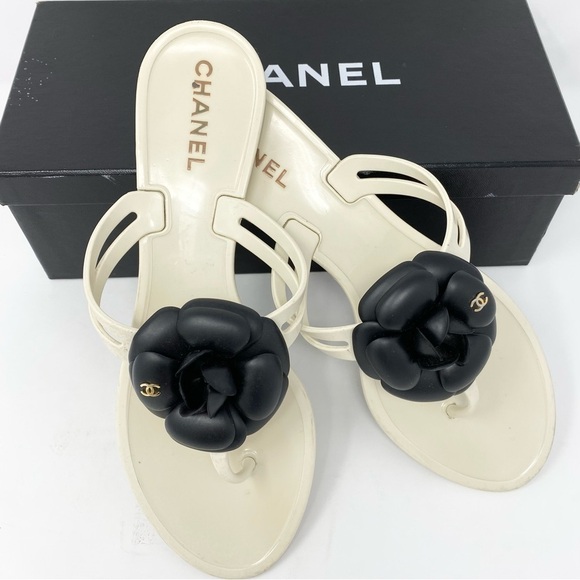 CHANEL Shoes - AUTHENTIC 💎 CHANEL DARK WHITE CC LOGO THONG FLAT SANDALS SLIDES EU 39 CAMELLIA